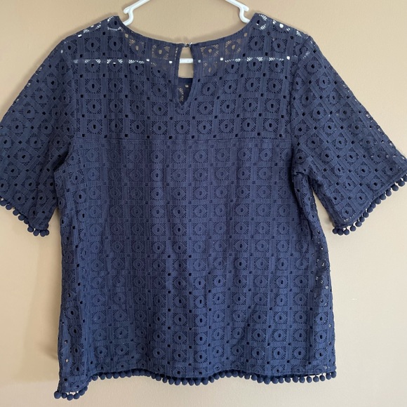 Banana Republic Navy Short Sleeved Eyelet Lace Top. Size L - Picture 4 of 7